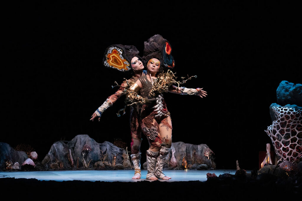 Último Helecho, by Nina Laisné with François Chaignaud (eft) and Nadia Larcher (right). © Nina Laisné